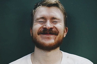 Создам сценарий для стендапа в стиле известных комиков