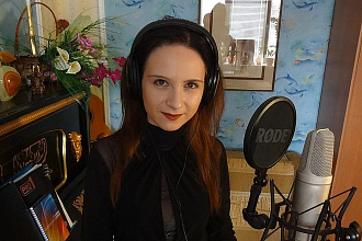 Диктор с готовой обработанной и оформленной записью